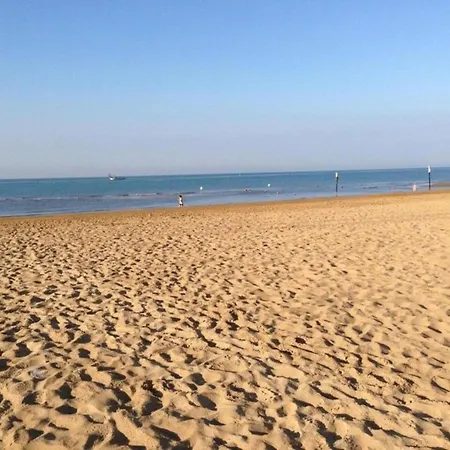 Lägenhet Pleasant With Shared Pool